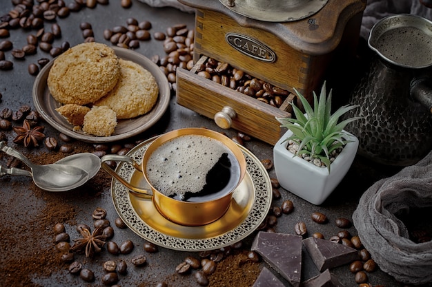 Café dans une tasse sur un de grains de café ,.