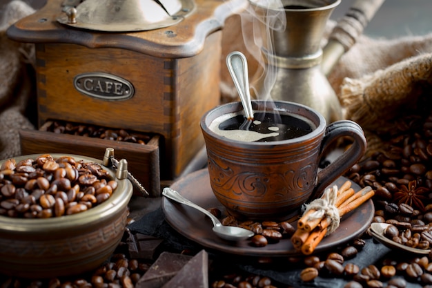 Café dans une tasse de grains de café.