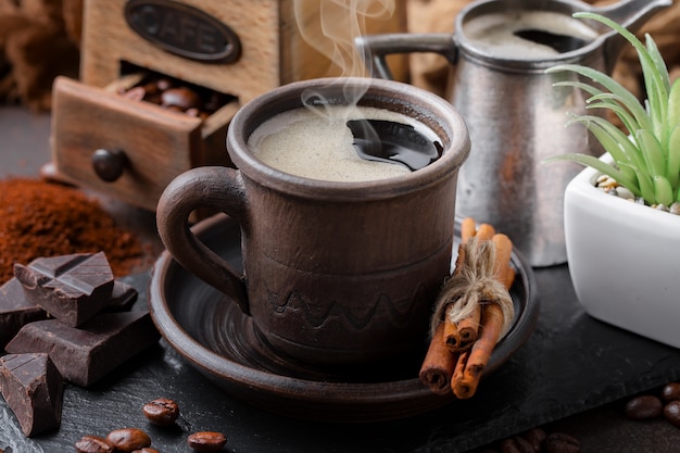 Café dans une tasse de grains de café.