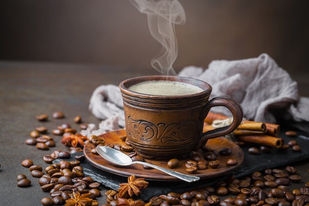 Café dans une tasse de grains de café.