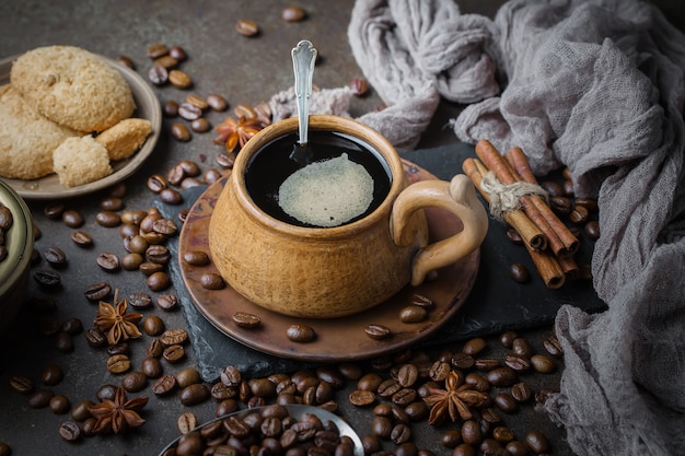 Café dans une tasse de grains de café.