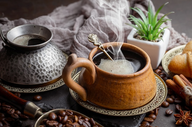 Café dans une tasse de grains de café.