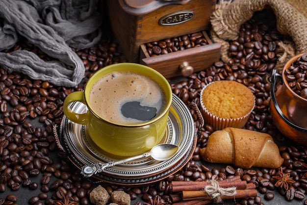 Café dans une tasse de grains de café.