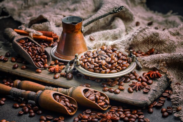 Café dans une tasse de grains de café.