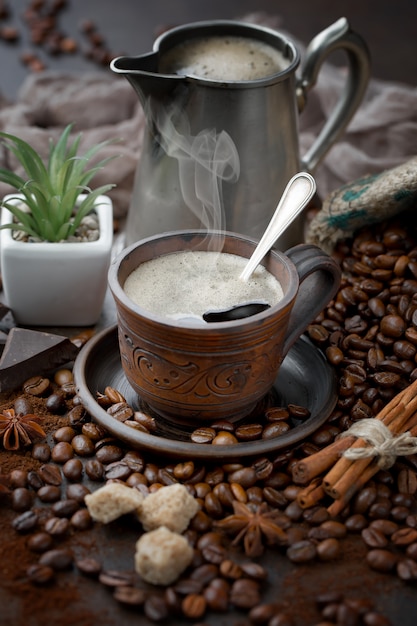 Café dans une tasse de grains de café.