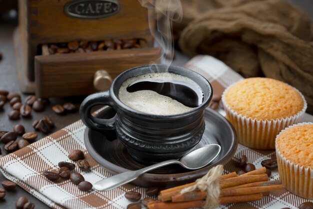 Café dans une tasse de grains de café.