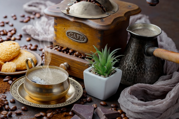 Café dans une tasse de grains de café.