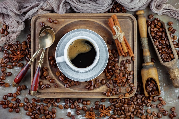 Café dans une tasse de grains de café.