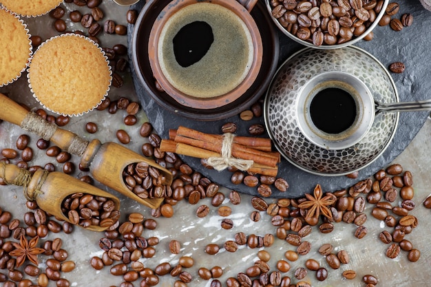 Photo café dans une tasse de grains de café.