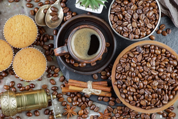 Photo café dans une tasse de grains de café.