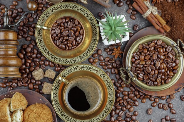 Café dans une tasse de grains de café.