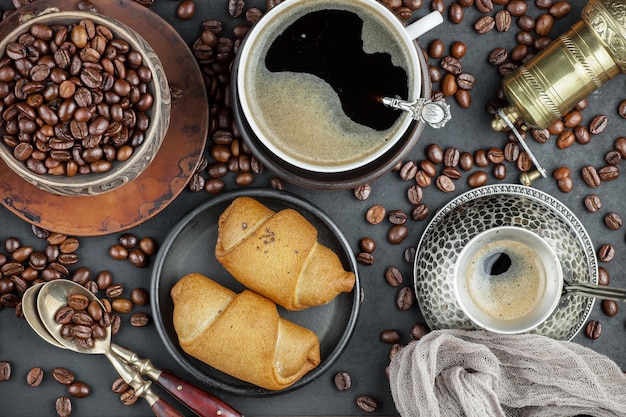 Café dans une tasse de grains de café.