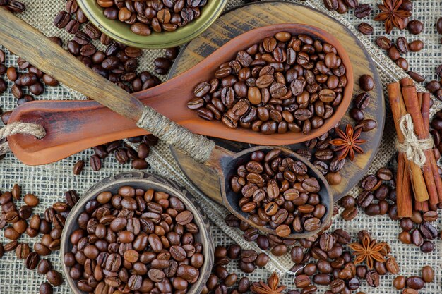 Café dans une tasse de grains de café.