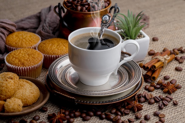 Café dans une tasse de grains de café.