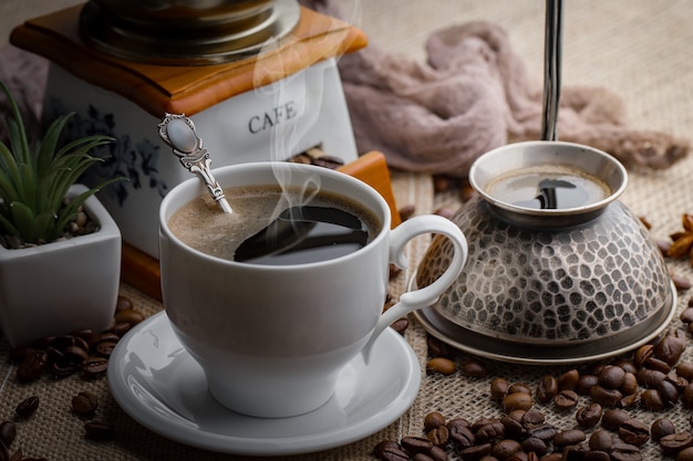 Café dans une tasse de grains de café.