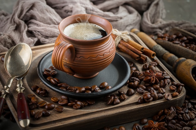 Café dans une tasse de grains de café.