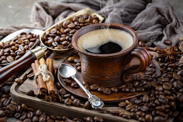 Café dans une tasse de grains de café.