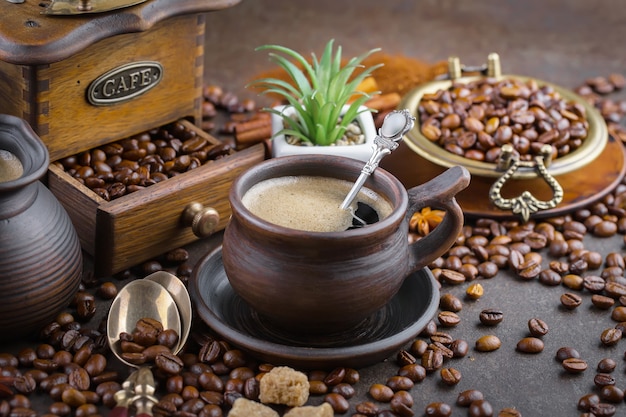 Café dans une tasse de grains de café.