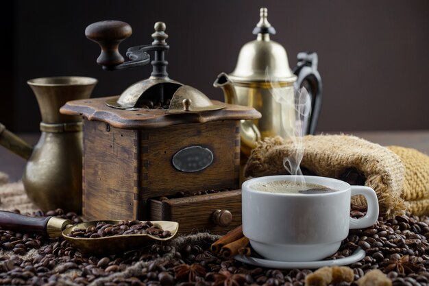 Café dans une tasse de grains de café.