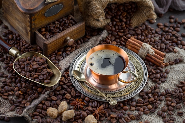 Café dans une tasse de grains de café.