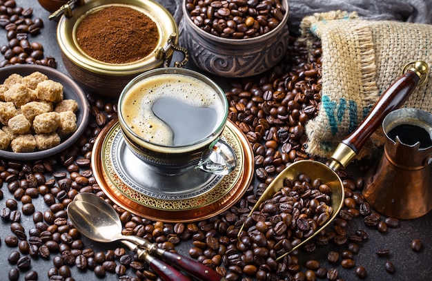 Café dans une tasse et grains de café