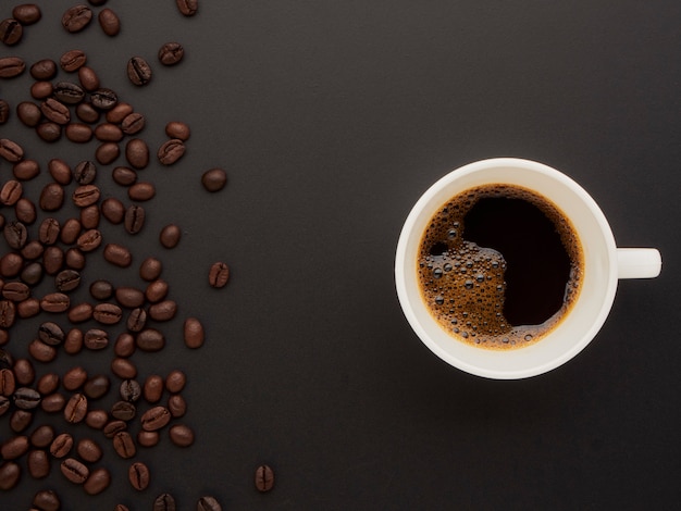 Café dans une tasse sur un de grains de café ,.