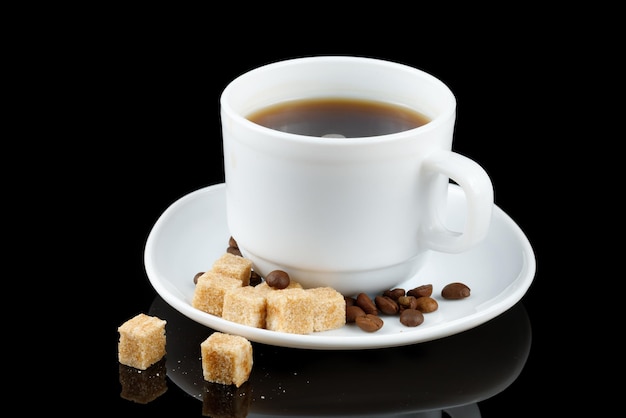 Café dans une tasse et un morceau de cassonade Boisson au café et grains de café avec du sucre