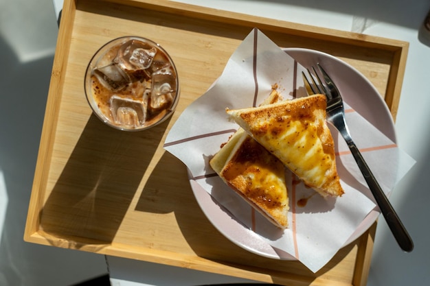 Café dans une tasse en plastique et pain grillé sur la table