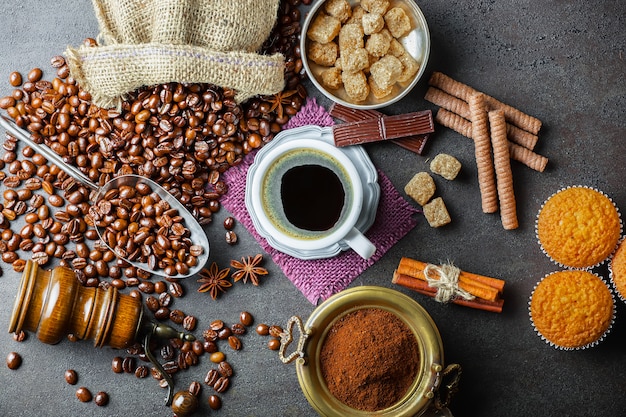 Café dans une tasse et une soucoupe avec des grains de café