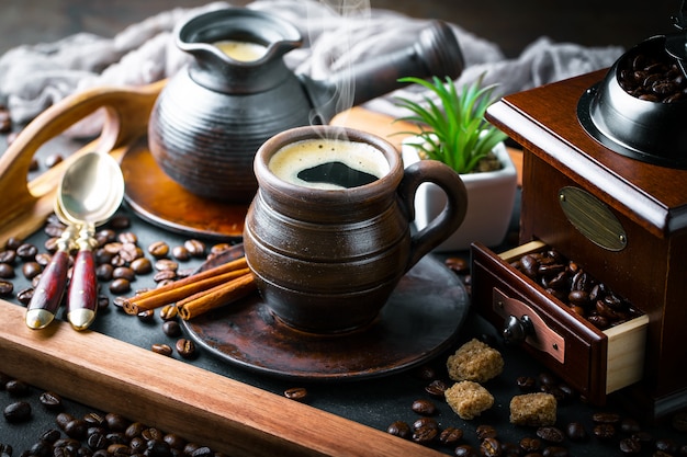 Café dans une tasse et une soucoupe sur un vieux fond