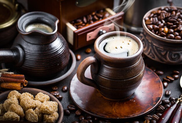 Café dans une tasse et une soucoupe sur un vieux fond