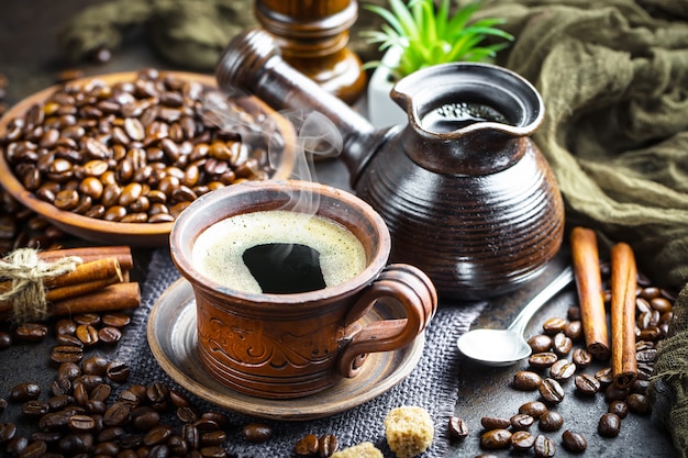 Café dans une tasse et une soucoupe sur un vieux fond