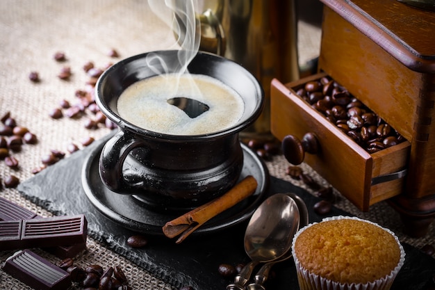 Café dans une tasse et une soucoupe sur un vieux fond