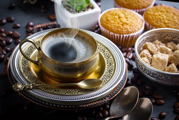 Café dans une tasse et une soucoupe sur un vieux fond