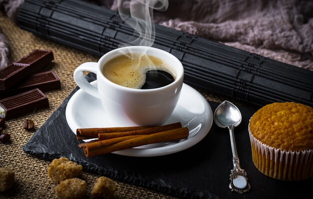 Café dans une tasse et une soucoupe sur un vieux fond