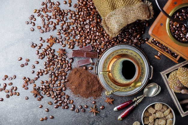 Café dans une tasse et une soucoupe sur un vieux fond