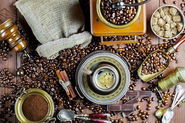 Café dans une tasse et une soucoupe sur un vieux fond