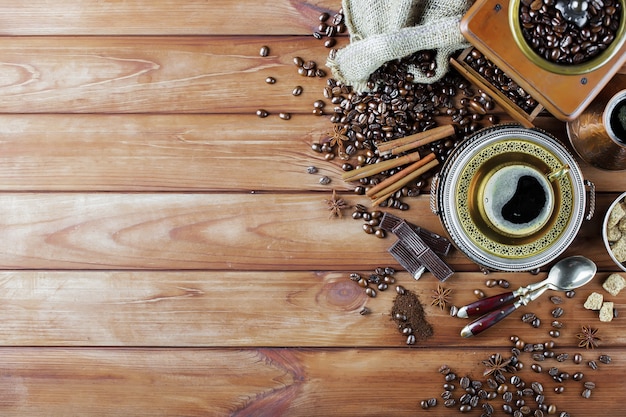 Café dans une tasse et une soucoupe sur un vieux fond