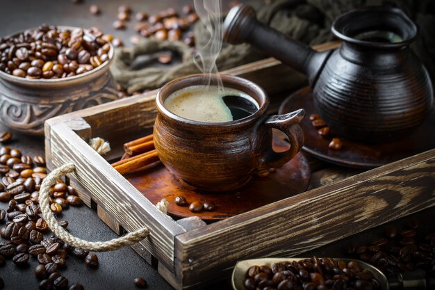 Café dans une tasse et une soucoupe sur un vieux fond