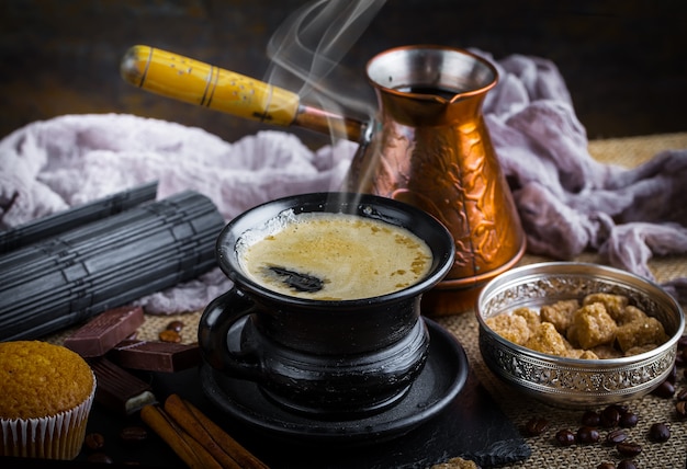 Café dans une tasse et une soucoupe sur un vieux.