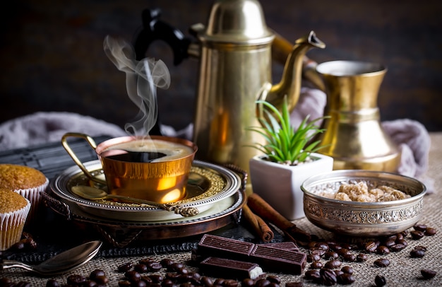 Café dans une tasse et une soucoupe sur un vieux.