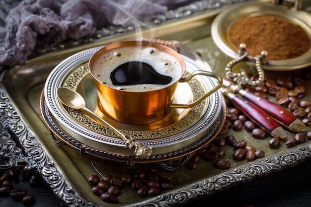 Café dans une tasse et une soucoupe sur un vieux.