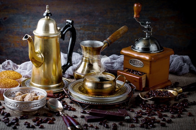 Café dans une tasse et une soucoupe sur un vieux.