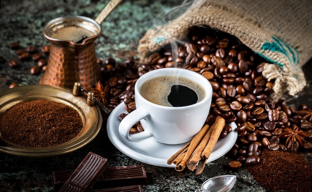 Café dans une tasse et une soucoupe sur un vieux.