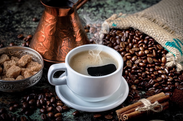 Café dans une tasse et une soucoupe sur un vieux.