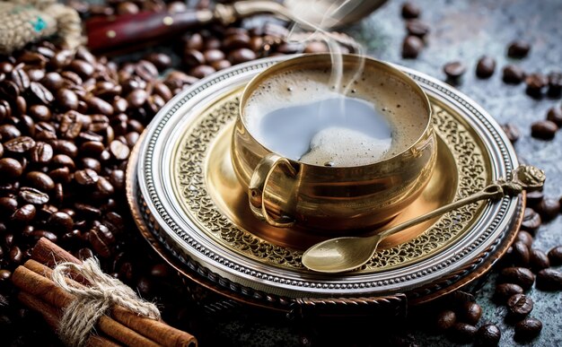 Café dans une tasse et une soucoupe sur un vieux.