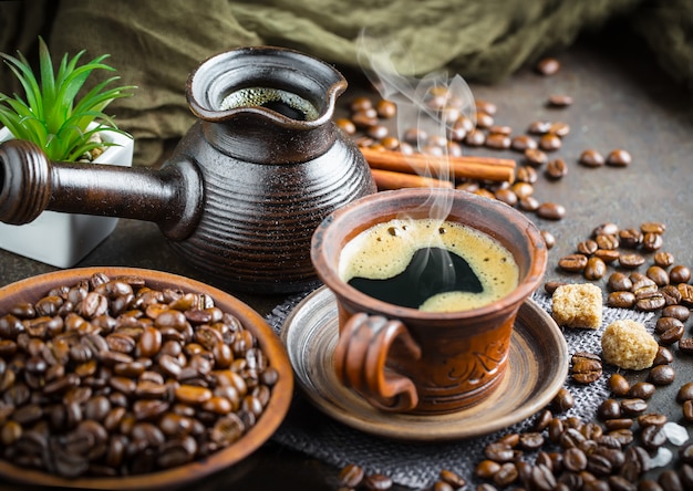 Café dans une tasse et une soucoupe sur un vieux.