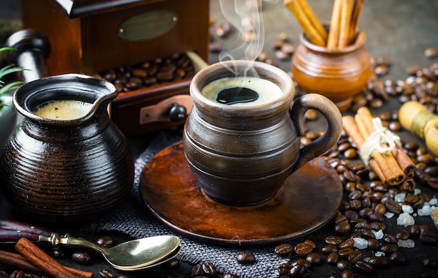 Café dans une tasse et une soucoupe sur un vieux.