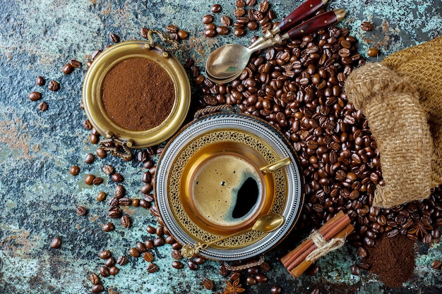 Café dans une tasse et une soucoupe