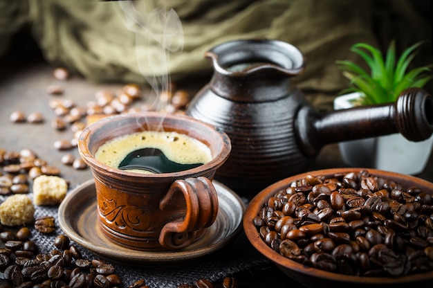 Café dans une tasse et une soucoupe